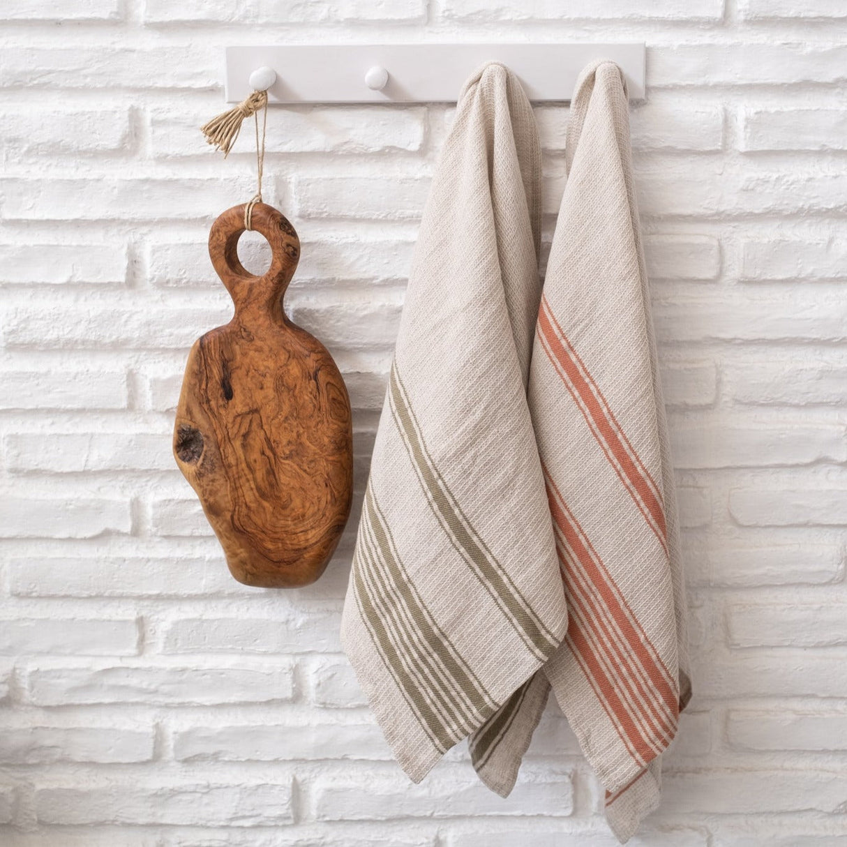 https://www.theloomia.com/cdn/shop/products/zu--kitchen-towel-olive-linen-spicy-orange-khaki-1.jpg?v=1685027011&width=1214